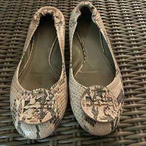 Brand: Tory Burch color: black & beige Size:9